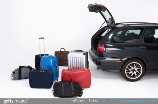 Rangement coffre voiture et départ en vacances : astuces et équipements